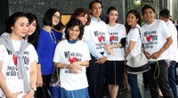 Mereka memakai kaus tersebut untuk memberikan dukungan kepada OC Kaligis yang menjalani sidang perdana kasus penyuapan hakim dan panitera PTUN Medan. Pool/Lamhot Aritonang/detikFoto.