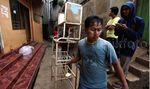 Warga Kampung Pulo Evakuasi Harta Benda