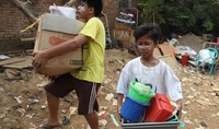 Mereka mulai menyelamatkan barang-barang mereka sebelum terkana penggusuran.