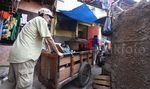 Warga Kampung Pulo Evakuasi Harta Benda