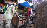 Proses negosiasi dengan warga Kampung Pulo hingga kini masih berlangsung.