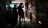 Pemprov DKI bersikukuh akan tetap menggusur warga dari Kampung Pulo, Jaktim. Tindakan itu dilakukan agar Jakarta bebas dari banjir. Warga membangun di atas lahan negara di bantaran Kali Ciliwung.