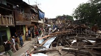 Warga di lokasi yang tadi sempat anarkis kini hanya bisa melihat tanpa berani mengadang petugas.