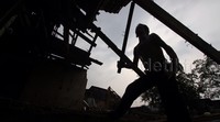 Sebelumnya siang tadi negosiasi ganti rugi warga Kampung Pulo dengan Pemprov DKI Jakarta menemui jalan buntu.