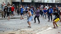 Warga melempari Satpol PP dengan batu.