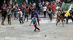 Warga Kampung Pulo dan Satpol PP Perang Batu