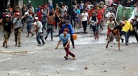 Warga juga membawa kayu untuk memukul mundur Satpol PP.