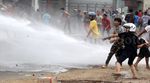 Warga Kampung Pulo dan Satpol PP Perang Batu
