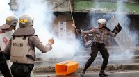 Polisi berusaha membubarkan warga.