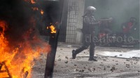 Polisi menembakkan gas air mata ke arah warga.