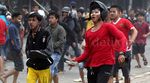 Warga Kampung Pulo dan Satpol PP Perang Batu