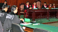 Pada awal persidangan, Jaksa pada KPK Ahmad Burhanuddin memaparkan pihaknya sudah mengirimkan surat panggilan persidangan tertanggal 14 Agustus untuk persidangan hari ini. Namun saat akan dijemput di Rutan, Kaligis mengatakan dirinya sakit. Kaligis menolak diperiksa dokter KPK meski mengeluhkan sakit hipertensi dan diabetes militus. Lamhot Aritonang/detikFoto.