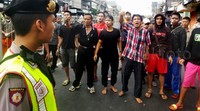 Warga memblokir Jl Jatinegara Barat.