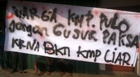 Warga memasang spanduk dan poster menolak digusur.