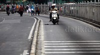 Jalan Jatinegara Barat yang bersebelahan langsung dengan pemukiman Kampung Pulo sempat lenggang, Kamis (20/8/2015).
