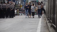 Usai penggusuran pemukiman di bantaran kali Ciliwung jalan tersebut sempat lengang dengan penjagaan dari aparat keamanan hingga maghrib menjelang.