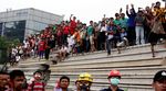 Warga Nonton Penggusuran di Kampung Pulo
