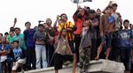 Warga Nonton Penggusuran di Kampung Pulo