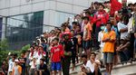 Warga Nonton Penggusuran di Kampung Pulo