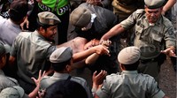 Satpol PP menggotong warga yang terluka.