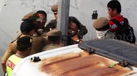 Satpol PP mengamankan warga. Kapolres Jaktim Kombes Umar Faruq menegaskan, pihaknya sudah melakukan penindakan hukum. Ada beberapa orang yang ditangkap.