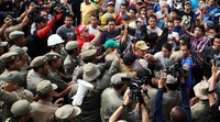 Satpol PP dan warga bernegosiasi.
