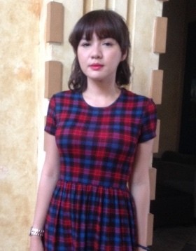 Pengalaman Vicky Shu Hibur Penggemar dari Atas Kolam