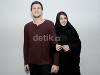 Setelah menikah, Risty pun tampak tak lepas dari Stuart. (dok. detikHOT)