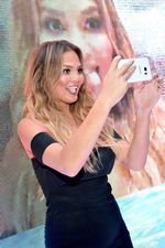 Ber-selfie Ria Bareng Chrissy Teigen