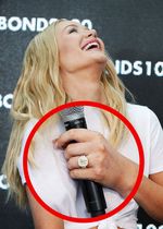 Iggy Azalea Malu-malu Pamer Cincin Tunangan