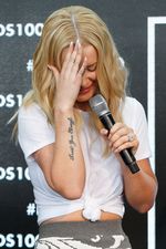 Iggy Azalea Malu-malu Pamer Cincin Tunangan