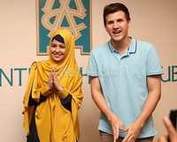 Risty dan Stuart tak dapat menyembunyikan rasa bahagianya setelah menggelar prosesi lamaran. (dok. detikHOT)