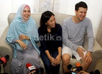 Mereka tampak bahagia saat mempersiapkan pernikahan mereka. (dok. detikHOT)
