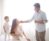 Aww... Jacob, putra pertama Cathy, tampak menemani sang ibu saat dirias wajahnya oleh make-up artist Ryan Ogilvy. (Instagram/ryanogilvy)