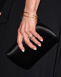 Cincin emas dan berlian yang merupakan cincin pernikahannya melingkar di jari manisnya. Jason Merritt/Getty Images/detikFoto.