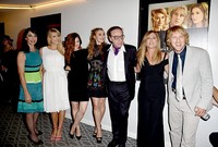 Tapi tak sendiri, Jennifer hadir bersama bintang lainnya seperti Illeana Douglas, Lucy Punch, Kathryn Hahn, Imogen Poots, Owen Wilson dan sutradara Peter Bogdanovich. Kevin Winter/Getty Images/detikFoto.
