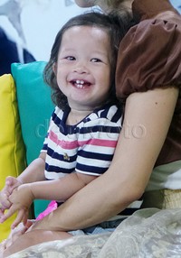 Apalagi ketika Kenji memamerkan empat giginya saat tertawa riang di pangkuan sang ibu.