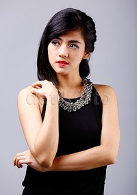 Sejak beberapa tahun belakangan, Una begitu ia biasa disapa memang lebih aktif tampil sebagai disc jockey ketimbang wira-wiri berakting di televisi. (Wardrobe: Forever New)