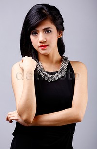 Kini ia memang menyengajalan diri untuk fokus ke dunia barunya sebagai DJ. (Wardrobe: Forever New)