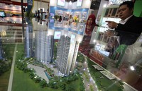 Pengunjung melihat maket Acacia tower.