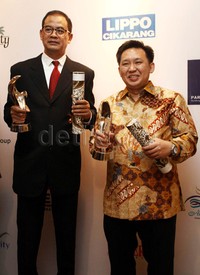 Head of Corporate Communication Lippo Karawaci Danang Kemayan Jati (kiri) dan Direktur Lippo Cikarang Ju Kian Salim (kanan) menerima penghargaan.