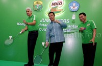 Menpora Imam Nahrawi didampingi Presiden Direktur Nestle Indonesia, Rashid Qureshi dan Wakil Sekretaris Jenderal PBSI, Achmad Budiarto, secara simbolis melakukan serve shuttlecock.
