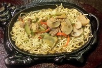 Indomie yang satu ini disajikan dengan hot plate yang panas dengan tambahan bumbu blackpepper yang hangat sedikit pedas. Semakin komplet saat disajikan dengan potongan jamur dan daging sapi serta paprika merah yang menambah aroma sedap.