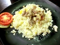Nasinya tersaji dengan tampilan warna yang sedikit kekuningan. Rasanya gurih dengan dominan bawang dan sedikit pedas dari oseng daging yang dibumbui mercon.