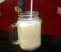 Yoghurt yang asam ternyata sangat pas berpadu dengan sirup mangga dan leci. Minuman dingin ini ternyata cukup segar disantap setelah kenyang menikmati indomie dan nasi mercon.