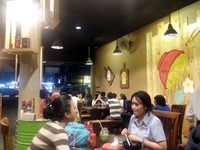 Suasana di Whats Up cukup ramai. Banyak anak muda yang sengaja untuk ngobrol sambil menikmati sajian yang ringan dan bisa bermain dengan beberapa mainan yang sudah disediakan seperti UNO.