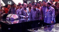 JK meninjau pameran.