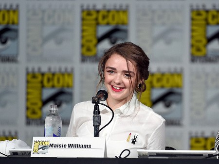 Maisie Williams Bicara Soal Pengalaman Pertama Syuting Adegan Seks