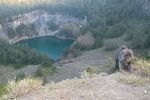 Tingkah Jahil Monyet Curi Pisang di Danau Kelimutu
