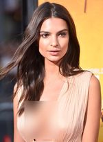 So Sexy! Emily Ratajkowski Bikin Pria Tak Berkedip